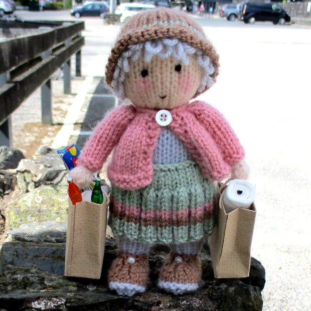 small doll knitting pattern - pattern for granny